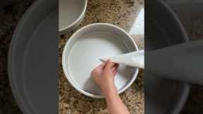 How to cut parchment paper for a round baking pan