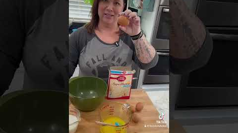 Box cake mix hack for better tasting cakes! ❤️#bakinghacks #cakehacks #shorts