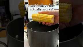 🌽 We love this simple and quick technique for making corn on the cob! #corn #easyrecipes #hack
